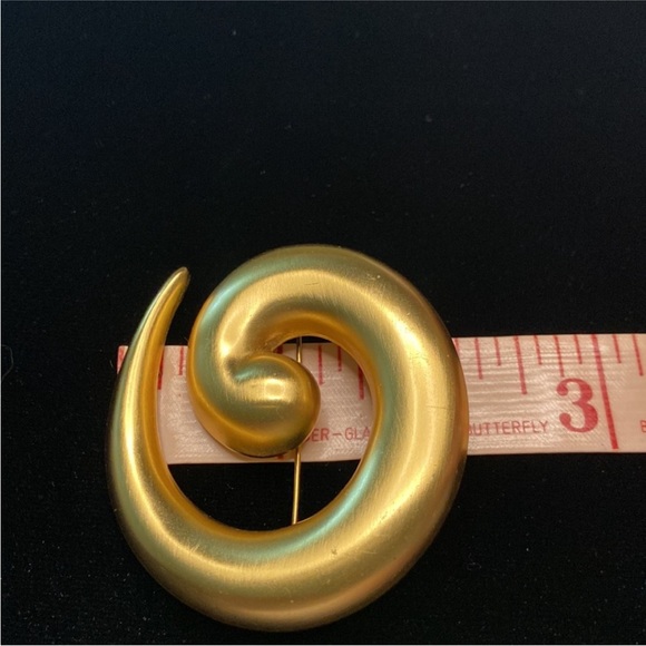 Vintage Signed Monet Gold Tone Swirl Brooch and clip on earring Set - Picture 6 of 6